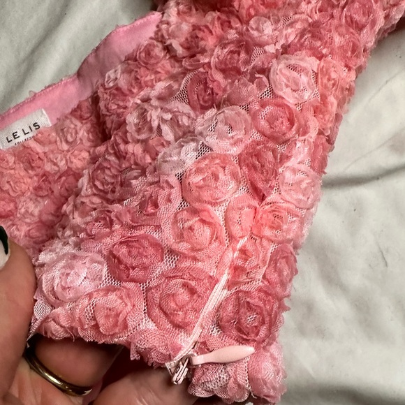 Le Lis 3D flower cropped top with side zipper closure. - Picture 3 of 5